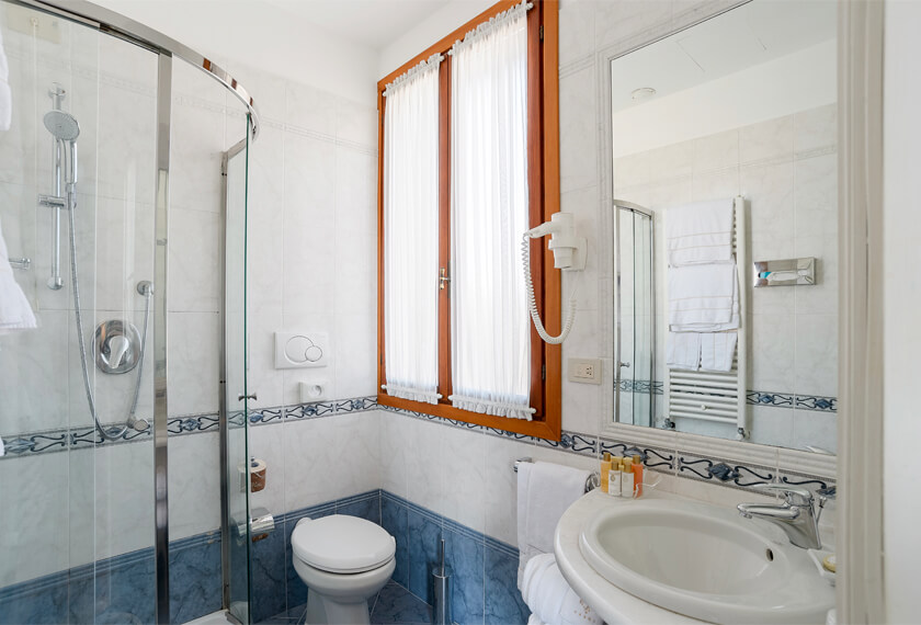 Bagno camera squareview hotel Venezia